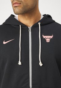 Nike Performance NBA CHICAGO BULLS FULL ZIP HOODY - Klubu apģērbs - black/pale ivory/red stardust