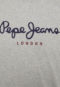 Pilkas medvilnės marškinėliai su tamsiai mėlynu grafiniu tekstu "Pepe Jeans" ir raudonai mėlynu žodžiu "LONDON" apačioje, pabrėžiantys kilnius raštus ir lygią tekstūrą.