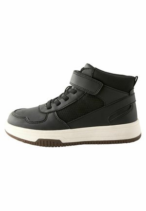 Zapatilla alta negra con exterior de cuero suave, acentos de malla, parte frontal con cordones y una correa de gancho y bucle. Plantilla blanca y suela de goma.