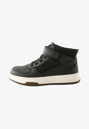 Sneaker high-top nera con esterno in pelle liscia, inserti in mesh, chiusura con lacci frontale e una fascia con velcro. Suola intermedia bianca e suola in gomma.