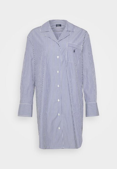 Pijama riscado em azul e branco, tecido leve, mangas longas, bolso no peito, colarinho com abertura, frente com botões.