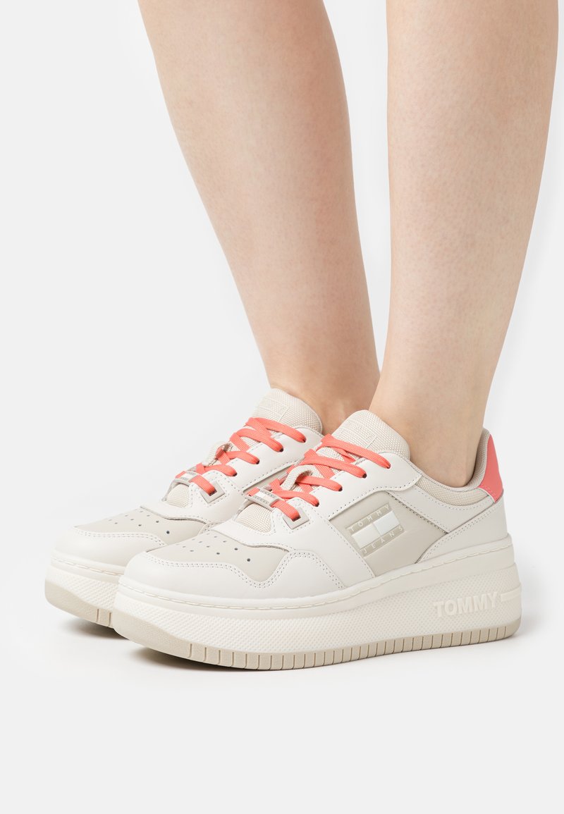 Tommy Jeans RETRO BASKET FLATFORM MIX - Trainers - ivory/bleached stone ...