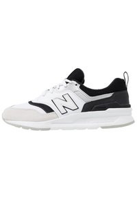 Biało-czarne buty sportowe wykonane z połączenia gładkich i teksturowanych materiałów, z widocznym logo "N" oraz amortyzowaną podeszwą.