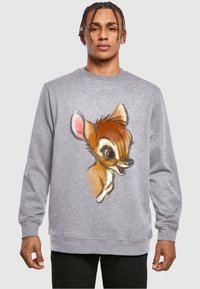 Grå hettegenser med en fargerik illustrasjon av en tegneseriehjort med store øyne og ører på framsiden. Laget av mykt, strukturert stoff.