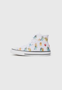 Witte hoge sneakers met kleurrijke patronen van tekenfilmfiguren. Zwarte rubberen zool met witte strepen. Vetersluiting.