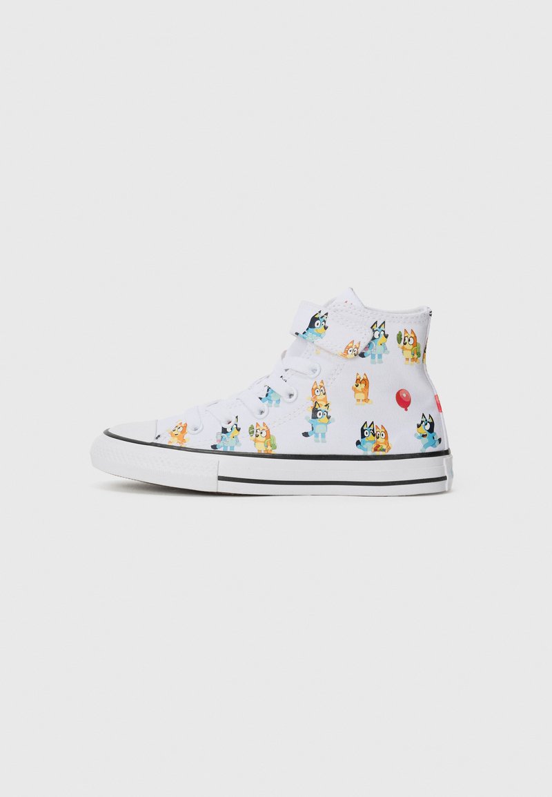 Witte hoge sneakers met kleurrijke patronen van tekenfilmfiguren. Zwarte rubberen zool met witte strepen. Vetersluiting.