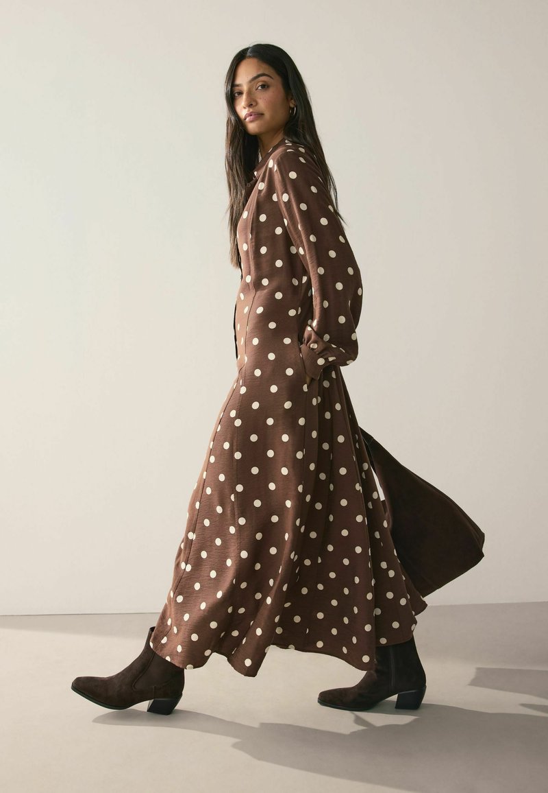 Next REGULAR FIT - LONG SLEEVE - Maxi dress - choclate brown white spot/ brown - Zalando