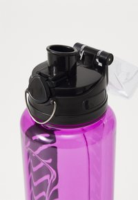 Puma SPORSTYLE LARGE WATERBOTTLE UNISEX - Drikkeflaske - wild berry