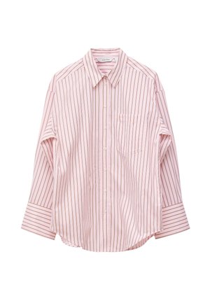 Lichtroze overhemd met lange mouwen, verticale bruine strepen, een puntige kraag en een borstzak op een witte achtergrond.