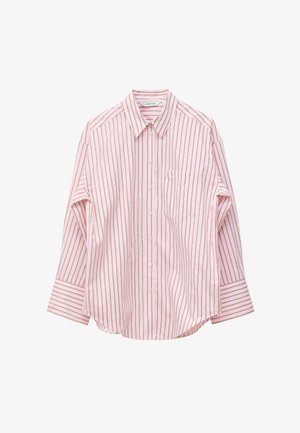 Camisa de manga larga de color rosa claro con botones, rayas verticales marrones, cuello puntiagudo y un bolsillo en el pecho sobre un fondo blanco.