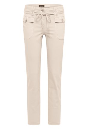 Pantalon beige coupe slim avec taille à bouton et cordon de serrage, deux poches avant à rabat boutonné et passants pour ceinture.