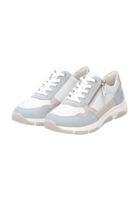 Baskets légères en cuir blanc avec des accents en suède gris, présentant un design texturé, des lacets blancs et un détail de zip sur le côté.