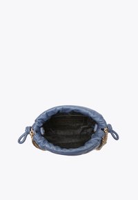 Bolso de cuero azul con parte superior fruncida, detalle de cadena dorada y un interior negro con patrón. Cierre de cordón y textura suave.