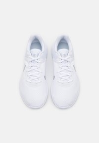 Baskets blanches avec une tige en mesh, bout rond et semelles rembourrées. Présentent des lacets blancs et un logo argenté sur le côté.