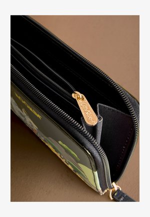 Črni denarnica z zadrgo in z zlatimi detajli, z grafičnim oblikovanjem na eni strani, več predali in gladko teksturirano površino.
