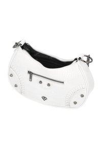 Hvid håndtaske med krokodillemønster, sølvhardware, lynlåslukning og dekorative nitter. Har en frontlomme og et buet design.