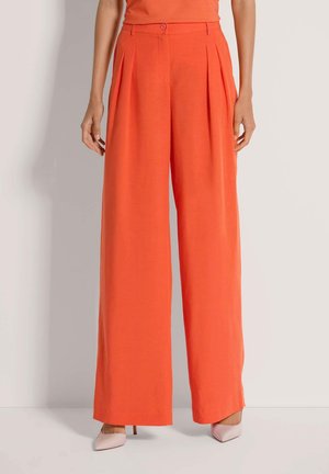 Broek met hoge taille en wijde pijpen in levendige oranje stof met plooien aan de voorkant, voorzien van een knoopsluiting. Soepele textuur en een getailleerde pasvorm.