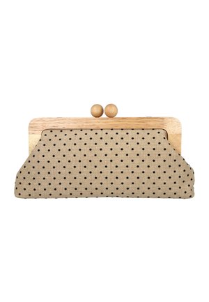 Bolso de mano de tela beige con lunares negros y un marco de madera clara con dos cierres redondos de madera.