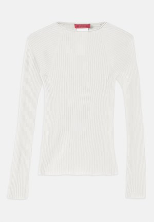 Bílý ribkovaný pletený top s dlouhým rukávem, kulatým výstřihem a bočními rozparky. Vyznačuje se hladkou texturou a přiléhavým střihem. Značková etiketa je viditelná.