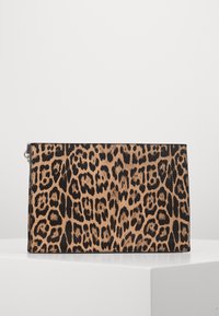 Leopardprint clutch i flad form med en glat tekstur, der har en sort kant og metalliske detaljer. Dimensionerne er rektangulære og stilrene.
