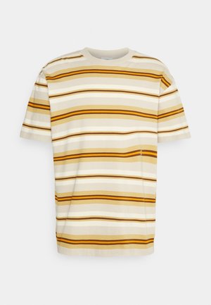 Koszulka z krótkim rękawem i okrągłym dekoltem w poziome paski w kolorach beżowym, brązowym i musztardowożółtym na białym tle.