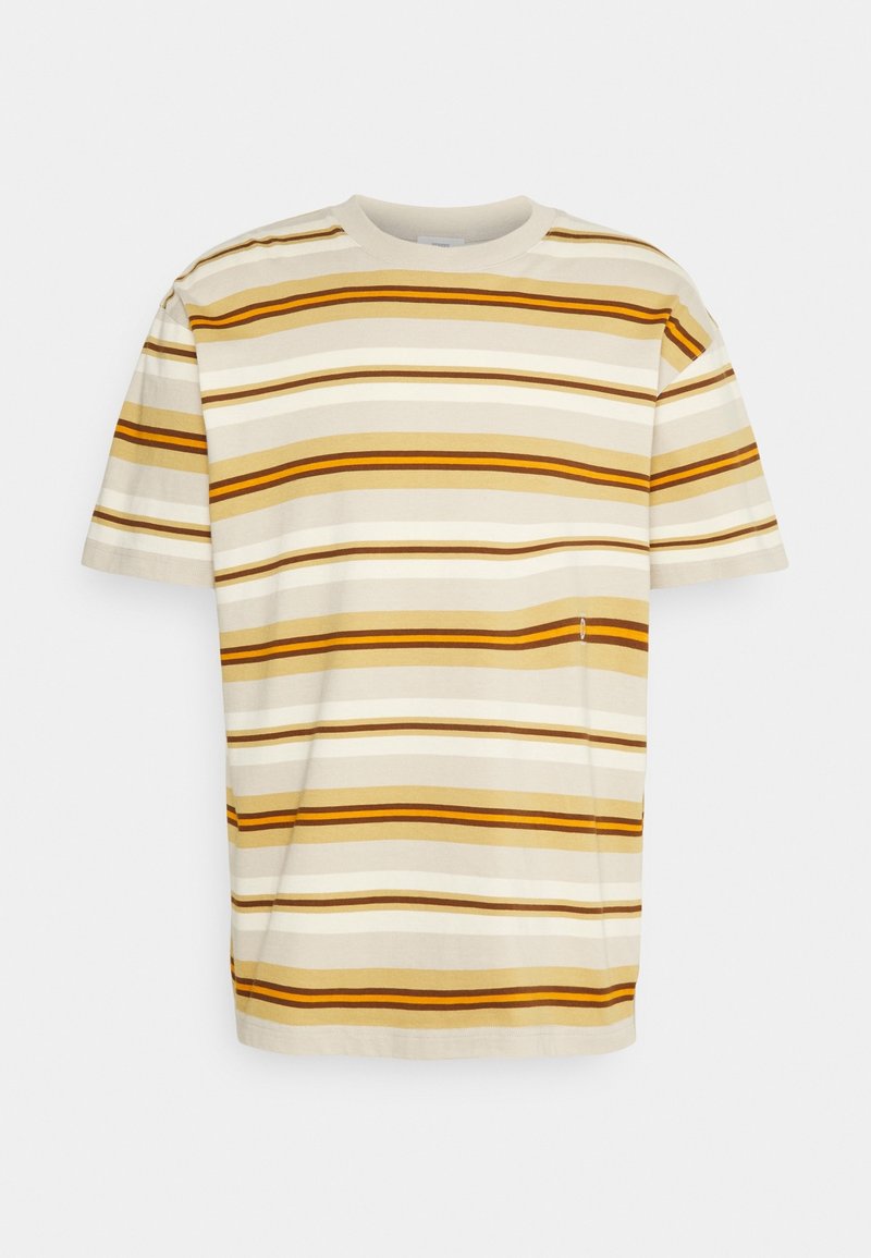 T-shirt à manches courtes avec col rond et rayures horizontales beige, marron et jaune moutarde sur fond blanc.