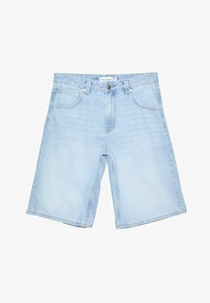 Svijetloplave traper šortsice s raskošnim, dužinom do koljena. Imaju pet džepova i zatvaranje na dugme sprijeda. Završna obrada uključuje šavove.