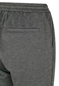 Graue Herringbone-Hosen aus strukturiertem Stoff, mit elastischem Bund und einer Gesäßtasche. Nahaufnahme der Rückansicht.