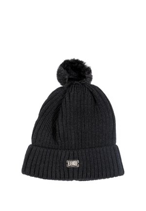 Bonnet noir en maille côtelée avec revers, pompon duveteux et petit écusson métallique portant un logo, sur fond blanc.