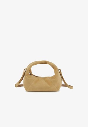 Bolso de ante color camel con asa superior redondeada, correa de hombro ajustable y pequeño nombre de la marca en relieve en el frente.