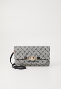 Clutch grigio e nero a motivo con una lunga tracolla nera e una fibbia rettangolare dorata sul flap anteriore.