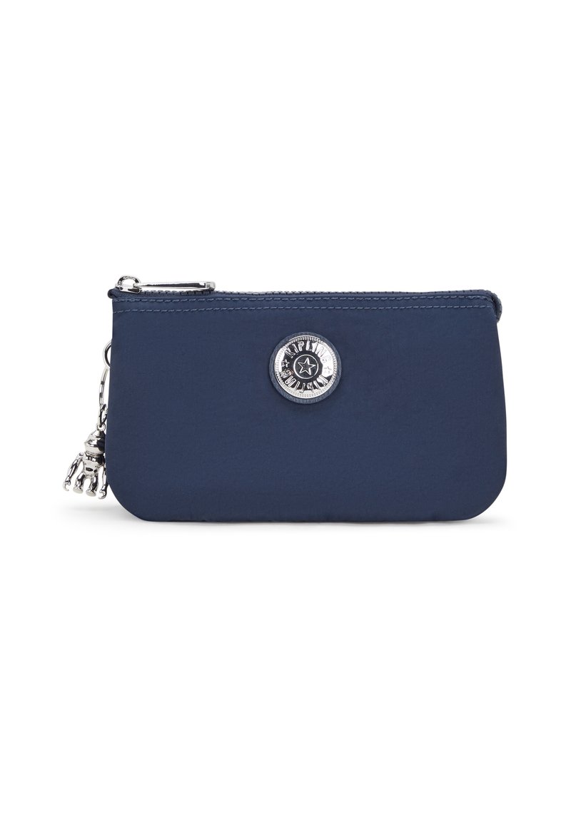 Funda de nylon azul marino con cierre de cremallera, que presenta un logo plateado redondo y un charm decorativo de plata unido al tirador de la cremallera.
