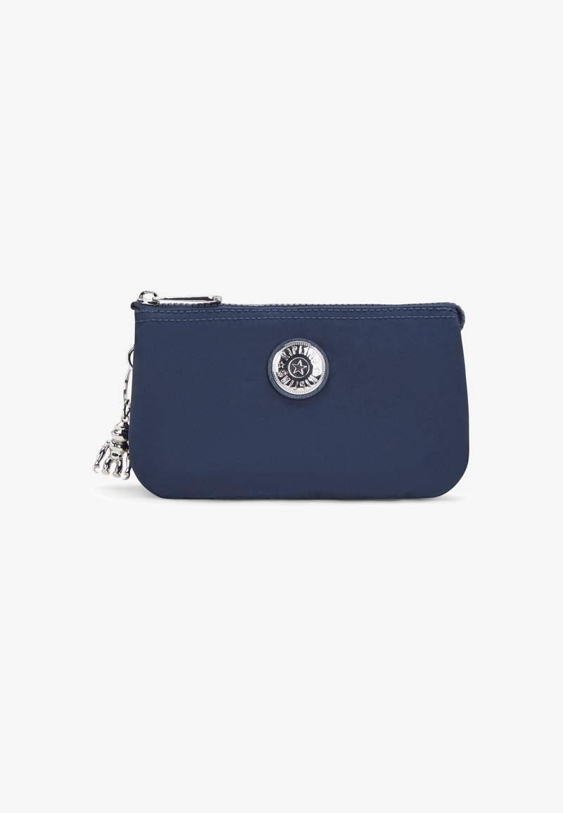 Borsa in nylon blu navy con chiusura a zip, dotata di un logo rotondo argento e un ciondolo decorativo argento attaccato al cursore della zip.