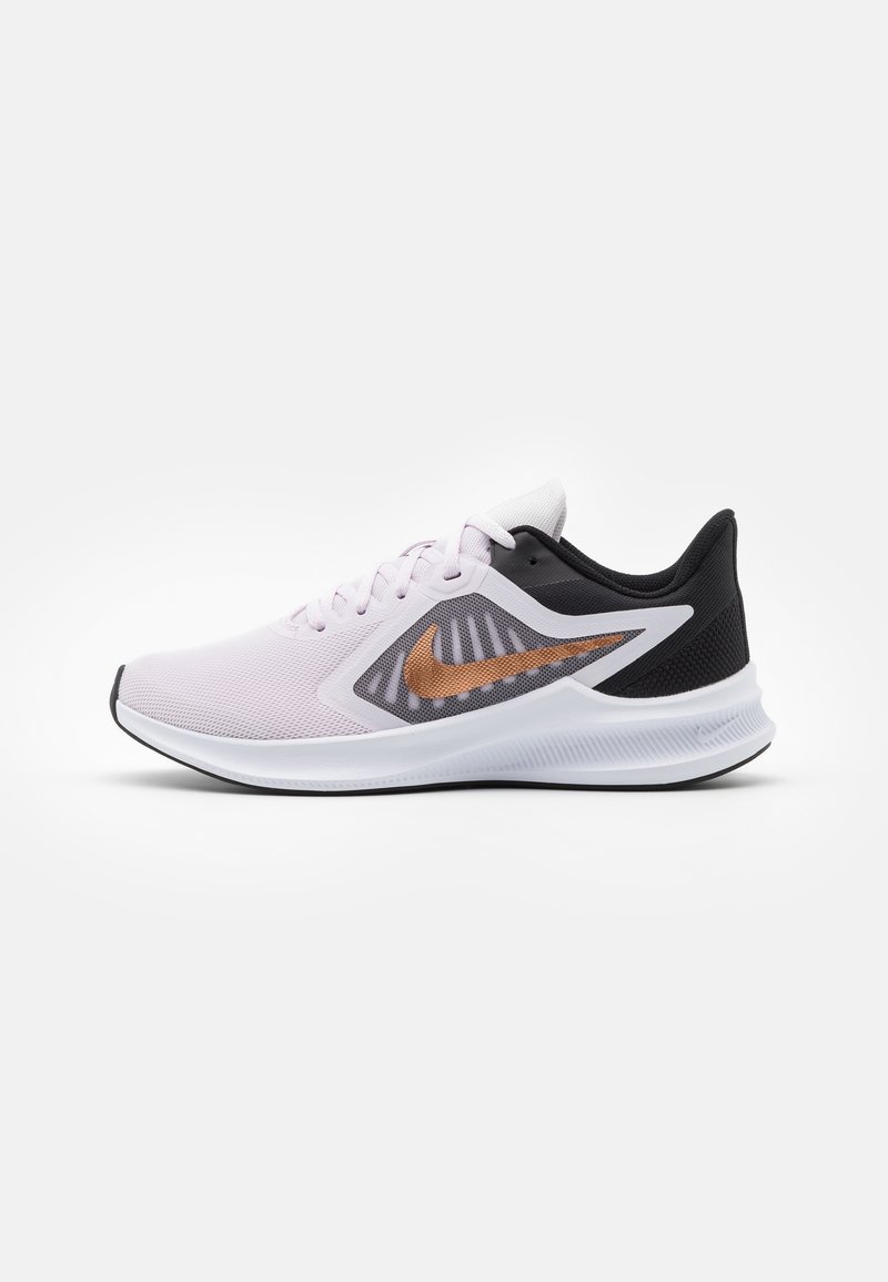 Chaussure de course violet clair et noir avec semelle blanche et logo Nike cuivre sur le côté, vue de profil sur fond blanc.