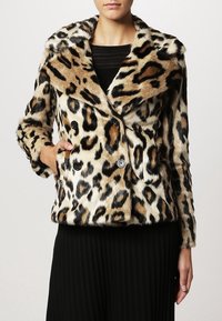 Luipaardprint nepbontjasje met een geknipt kraag, dubbele knopen en zwarte accenten. Zachte textuur en rijke kleurcontrasten.