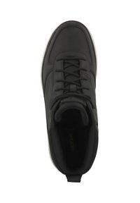 Zapatilla alta negra de cuero con acabado texturizado y cuello acolchado. Presenta cordones y un logo sutil en la lengüeta.
