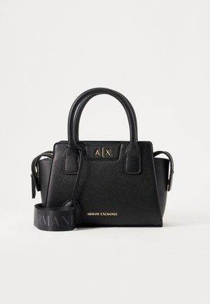 Schwarze Armani Exchange Handtasche mit zwei Griffen, goldenem Markenlogo auf der Vorderseite und einem breiten schwarzen verstellbaren Schulterriemen mit Armani-Schriftzug.