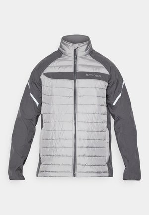 Hellgraue und dunkelgraue Jacke mit Reißverschluss, gesteppter Vorderseite, Softshell-Ärmeln und „Spyder“-Logo auf der Brust.