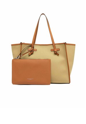 Sac fourre-tout beige avec garniture et poignées en cuir beige, accompagné d'une pochette zippée en cuir beige assortie placée devant sur fond blanc.