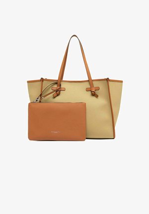 Sac fourre-tout beige avec garniture et poignées en cuir beige, accompagné d'une pochette zippée en cuir beige assortie placée devant sur fond blanc.
