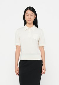 Heledbeez short sleeve polo särk, millel on krae, kolm nuppu ja vasakus rinnas tasku. Valmistatud siledast ja pehmest materjalist.
