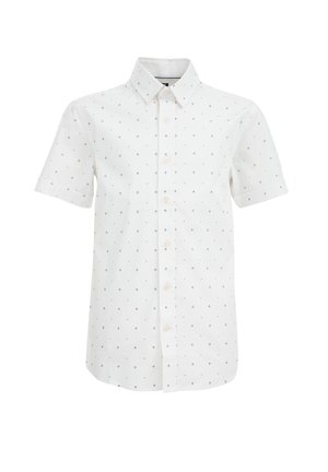 Chemise blanche à manches courtes avec un col pointu, présentant un motif en losange gris subtil et cinq boutons sur le devant.