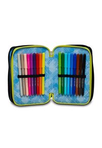 Custodia nera con zip e dettagli gialli, contenente 24 evidenziatori di vari colori disposti in due file su uno sfondo blu a motivo.