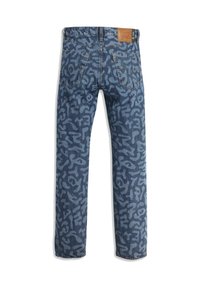 Blå denimbyxor med ett djärvt, abstrakt mönster i en ljusare blå nyans. Standard femfickorsdesign med en lädermärke vid midjan.