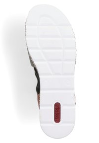 Semelle en caoutchouc blanche avec une surface texturée et à motif, présentant un logo rouge central et une accent en brun sur le côté ; la chaussure est conçue pour le confort.