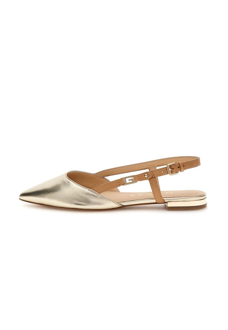 Metallisk guld slingback flad sandal med spids tå og udskæringer i siderne. Har en brun justerbar rem og en lille metallisk detalje på hælen.