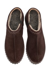 Brązowe zamszowe buty wsuwane z miękkim futerkiem w środku, zygzakowate przeszycia wzdłuż górnej krawędzi oraz teksturowane gumowe podeszwy zapewniające przyczepność.