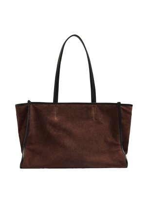Ciemnobrązowa torba typu tote z zamszu z czarnymi skórzanymi uchwytami i wykończeniem, prostokątny kształt, długie paski na ramię oraz otwarta góra.