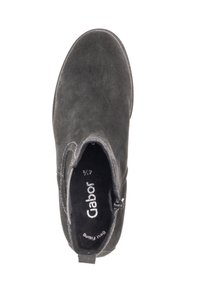 Enkellaarsjes in donkergrijs suede met een gladde textuur, zij-elastische panelen en een kleine hak. De binnenkant bevat het merkelogo en maatgegevens.