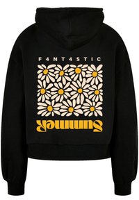 Schwarze, bauchfreie Kapuzenjacke mit floralem Design, das hellfarbige Gänseblümchen mit gelben Zentren zeigt, der Text "F4NT4STIC" oben und "Sommer" darunter.